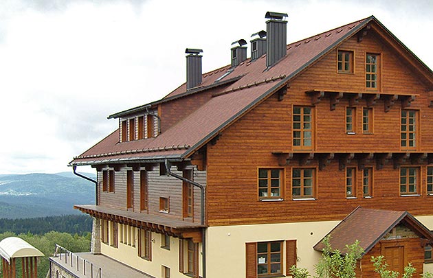 Dokončení montáže oken a dveří na hotelu Alpská vyhlídka na Bučině